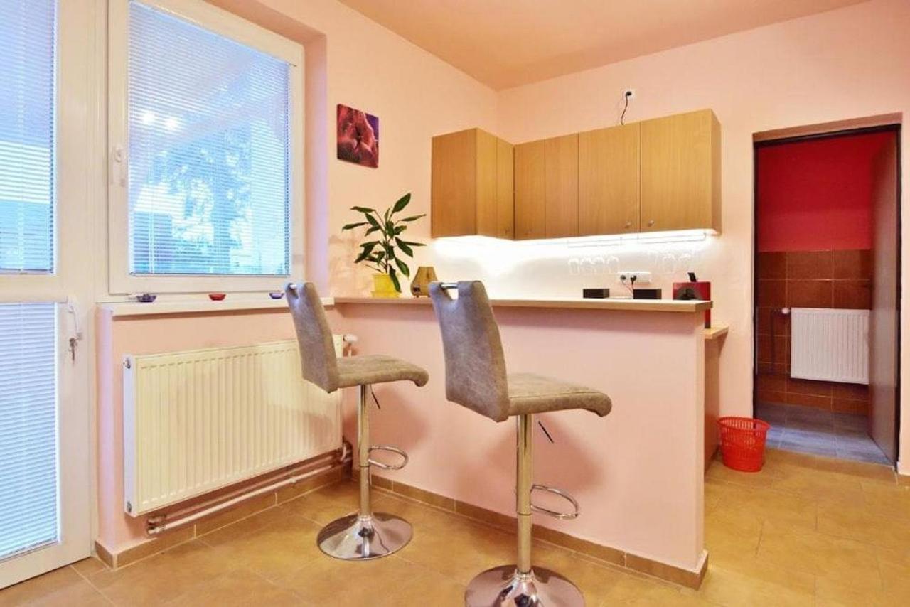 Nika Beds Hotel Pardubice Bagian luar foto