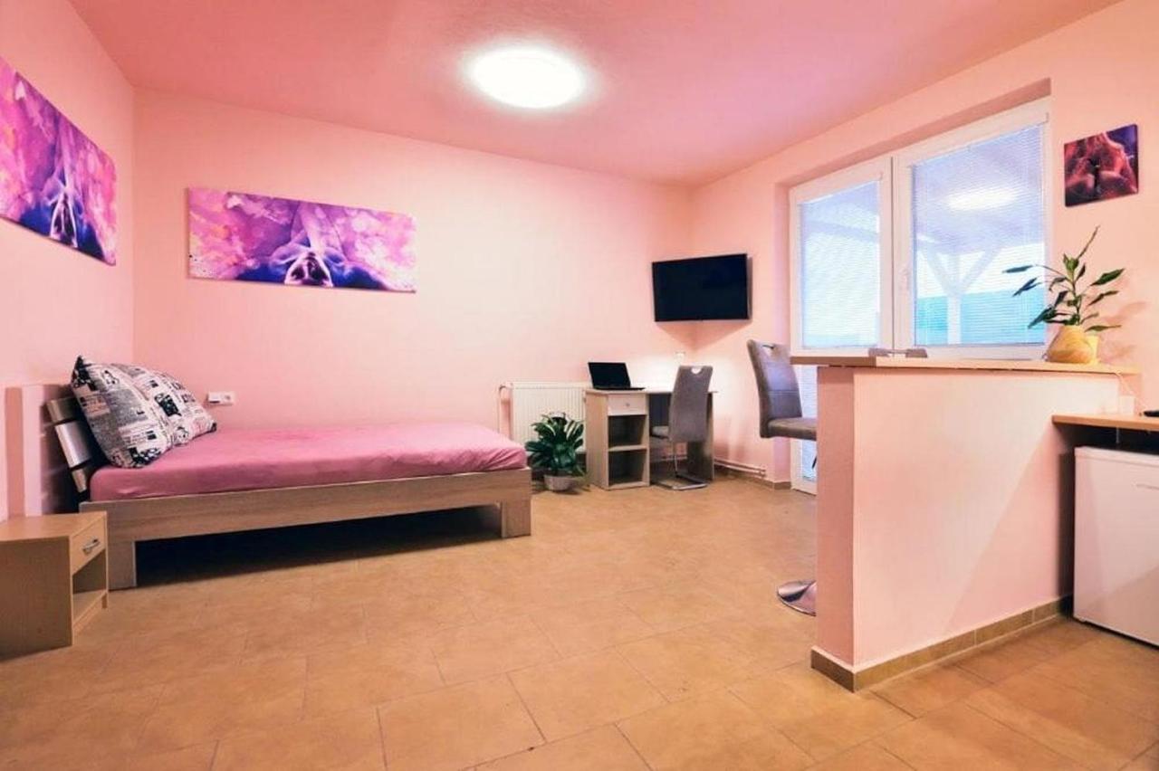 Nika Beds Hotel Pardubice Bagian luar foto