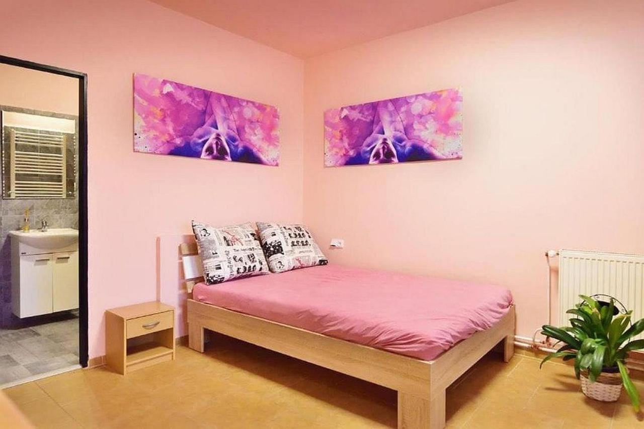 Nika Beds Hotel Pardubice Bagian luar foto