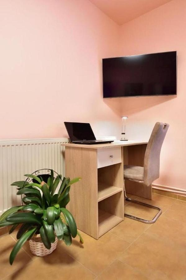 Nika Beds Hotel Pardubice Bagian luar foto