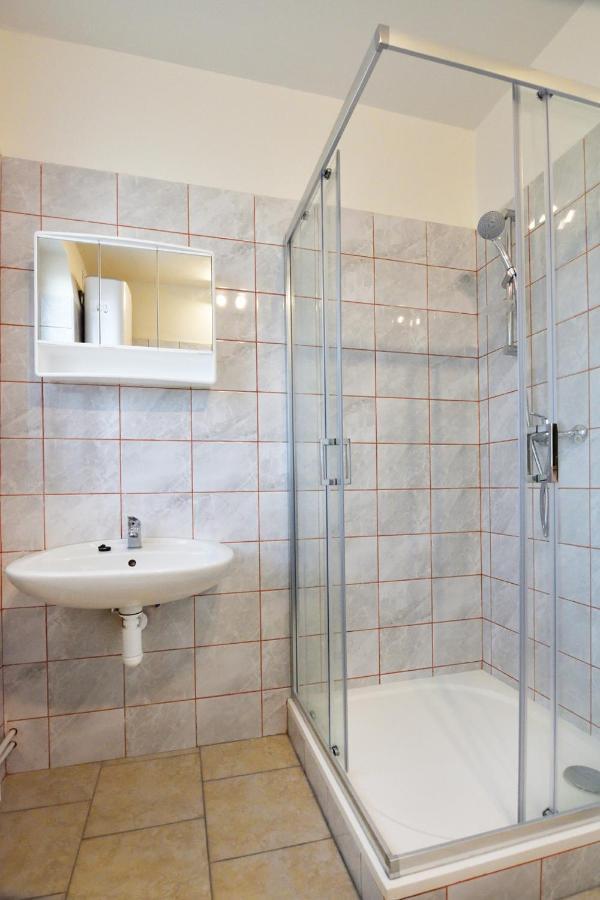 Nika Beds Hotel Pardubice Bagian luar foto
