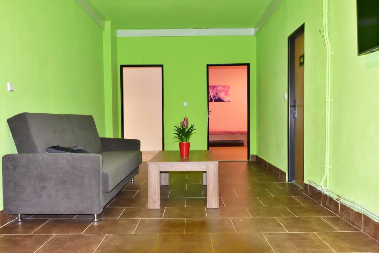 Nika Beds Hotel Pardubice Bagian luar foto