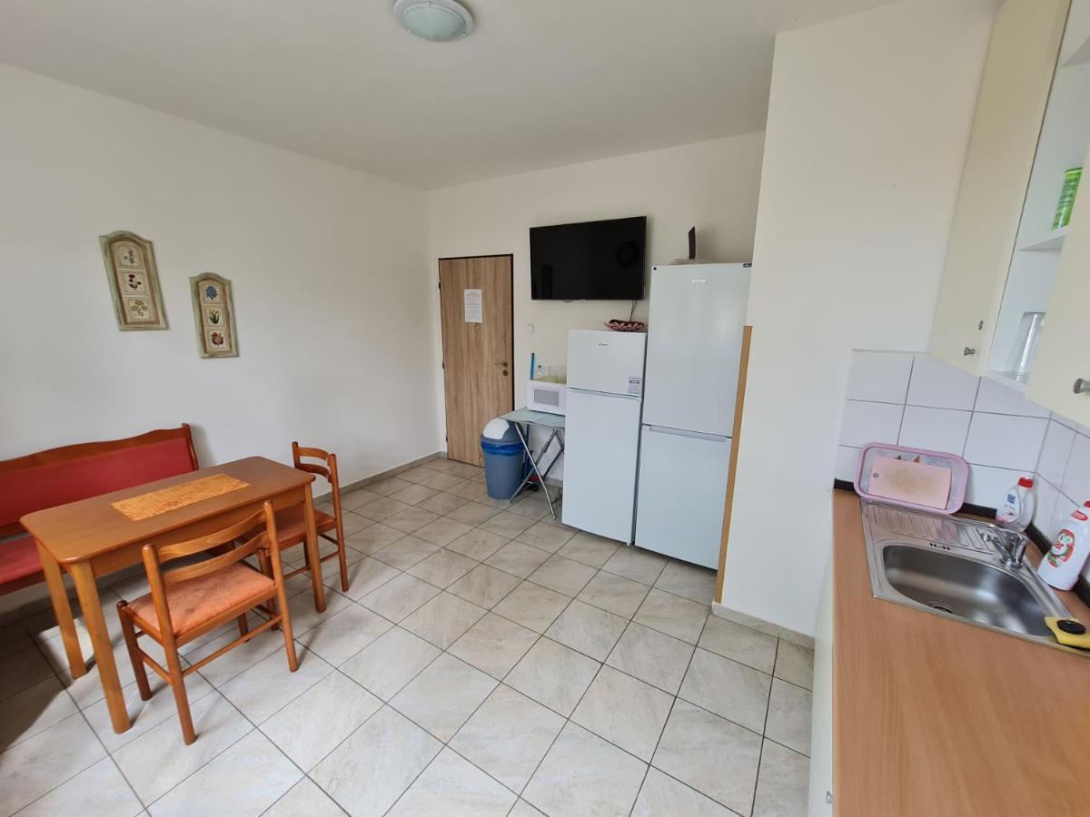 Nika Beds Hotel Pardubice Bagian luar foto