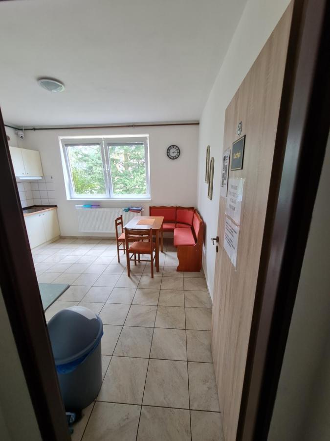 Nika Beds Hotel Pardubice Bagian luar foto