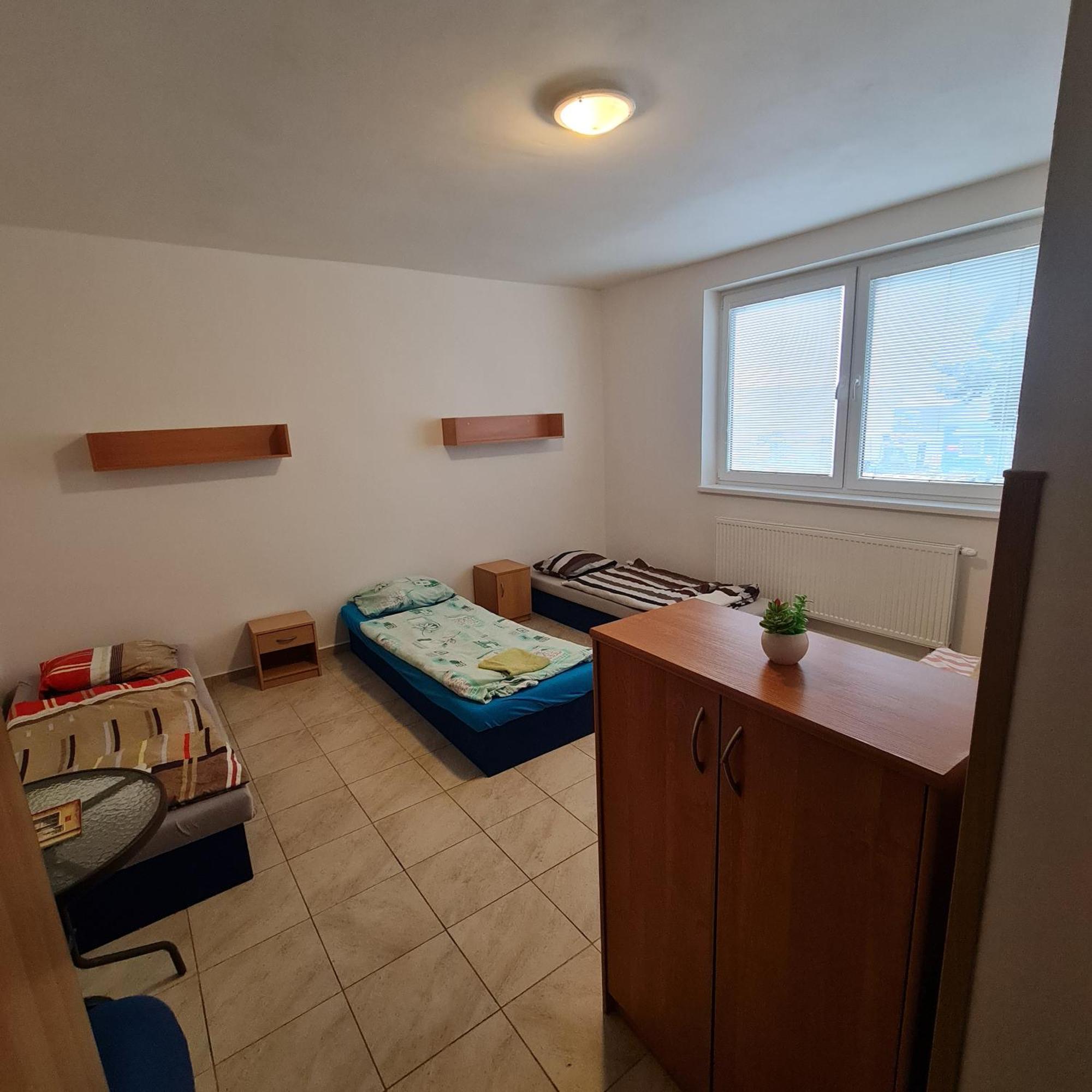 Nika Beds Hotel Pardubice Bagian luar foto