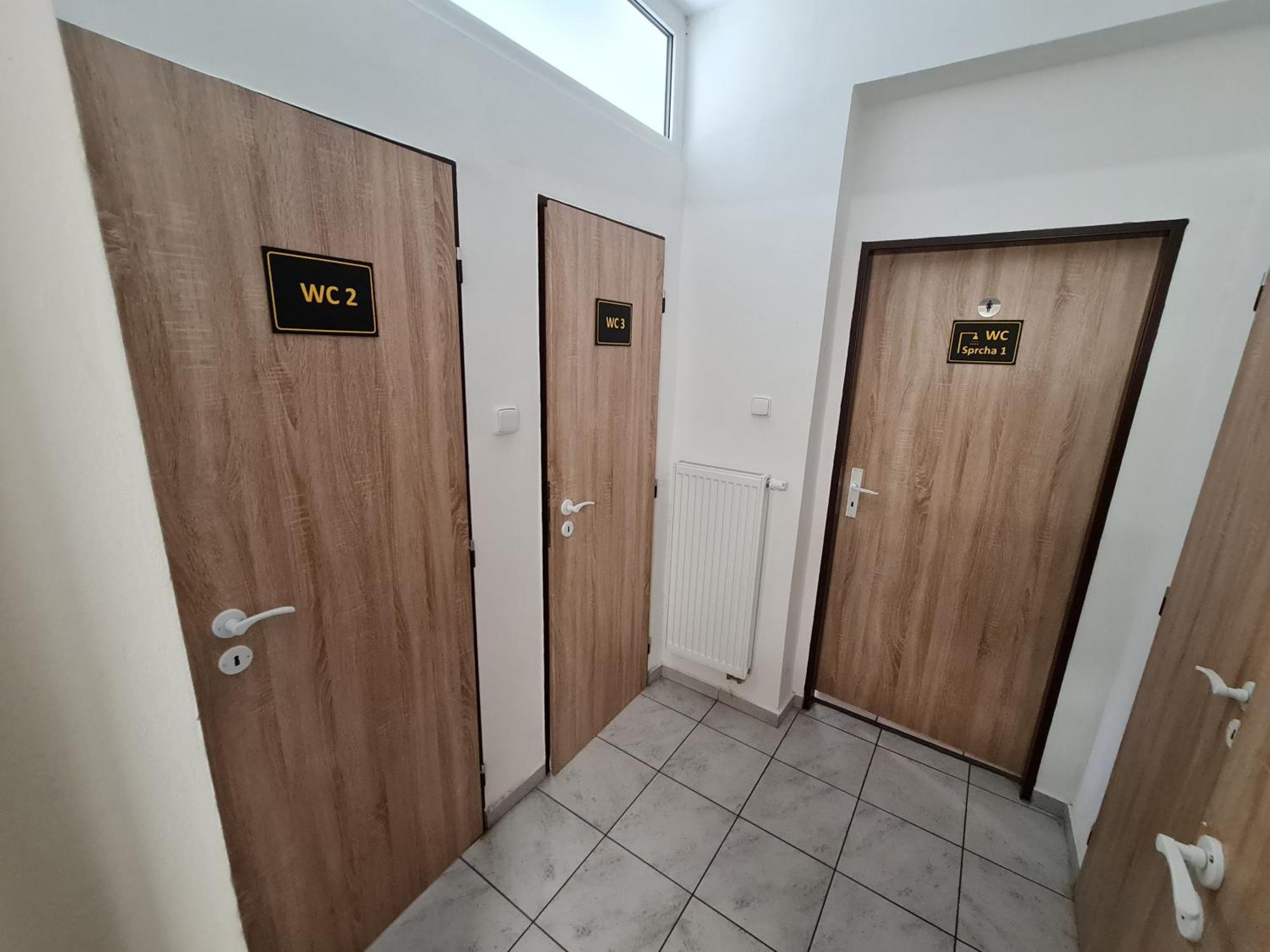 Nika Beds Hotel Pardubice Bagian luar foto