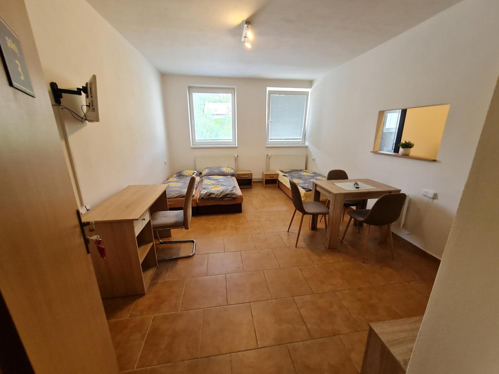 Nika Beds Hotel Pardubice Bagian luar foto